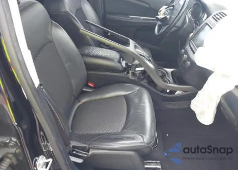 2018 Dodge Journey Crossroad z USA, uszkodzony, nr VIN 3C4PDCGBXJT421823